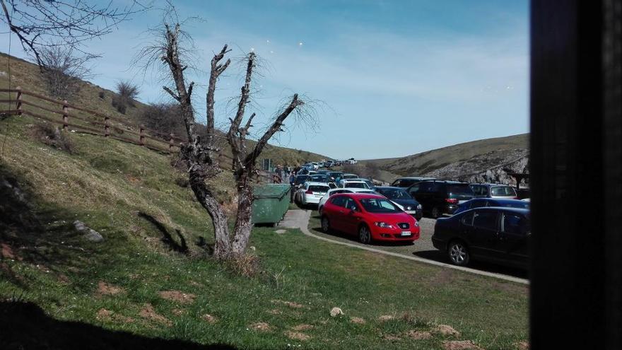 El puente festivo de Madrid genera atascos en los lagos de Covadonga