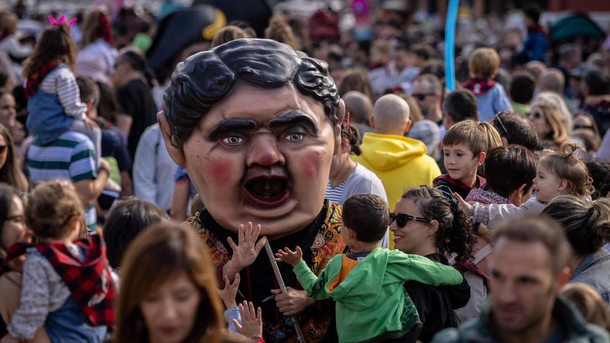 Los Gigantes y cabezudos invaden el barrio de La Jota