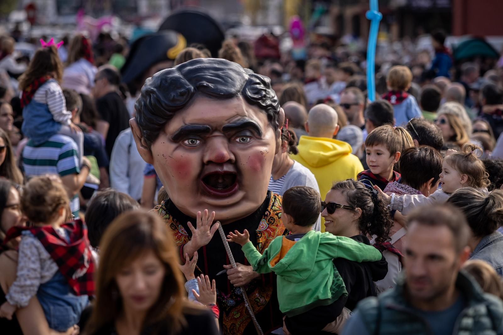 En imágenes | Los Gigantes y cabezudos invaden el barrio de La Jota