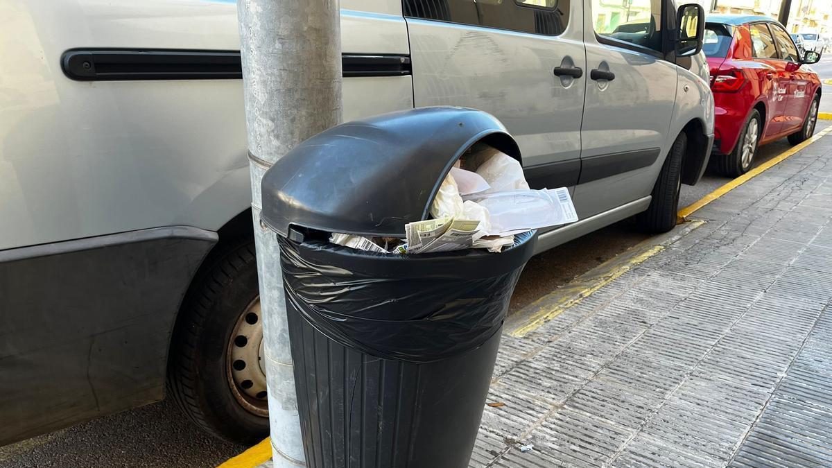 El actual contrato ha generado quejas vecinales por falta de mantenimiento de papeleras o limpieza de las calles.