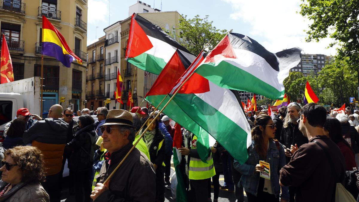Los asistentes a la marcha por el Primero de Mayo portan varias banderas de Palestina, este miércoles, en Zaragoza.