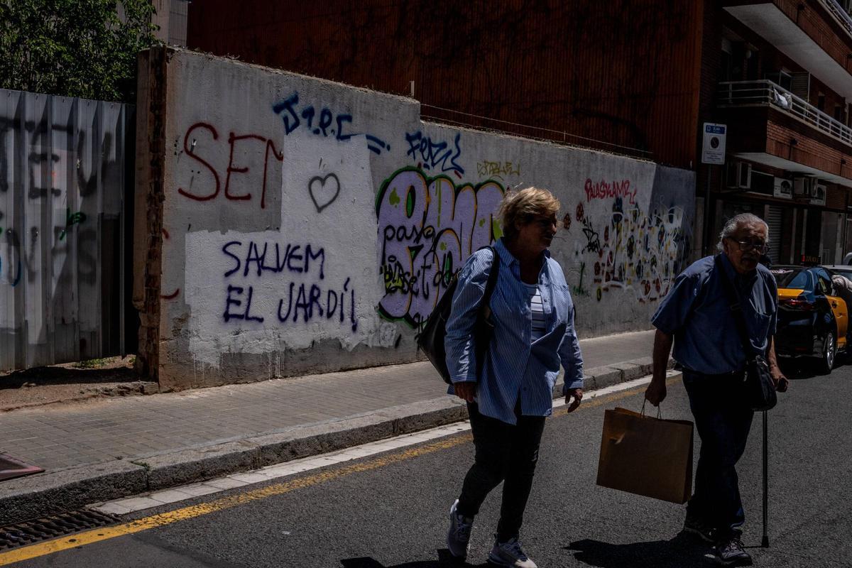 Pintadas contra el plan inmobiliario en Can Raventós y a favor de proteger su jardín en el barrio de Sarrià, en Barcelona.