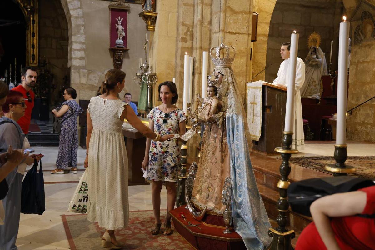 Cientos de fieles asisten al besamanos de la Virgen de los Remedios en la parroquia de San Lorenzo de Córdoba