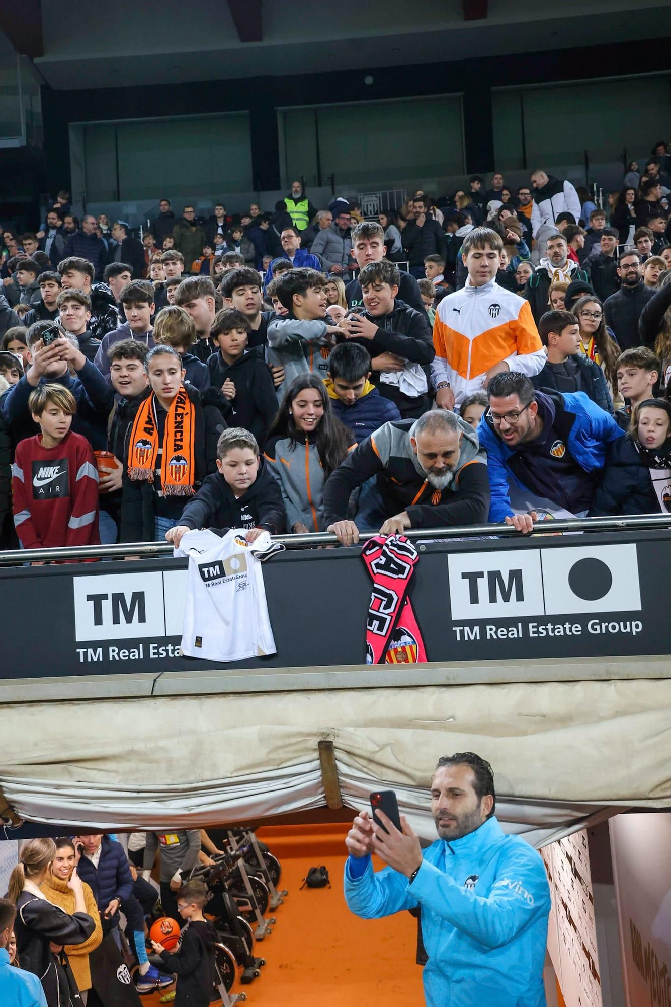 La afición se vuelca con el Valencia CF en el entrenamiento de Mestalla