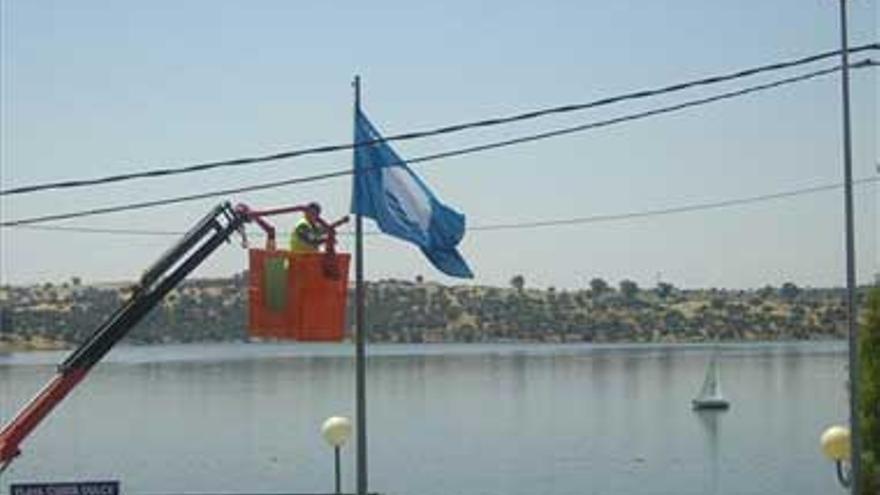 La bandera azul ya ondea en la playa de Orellana