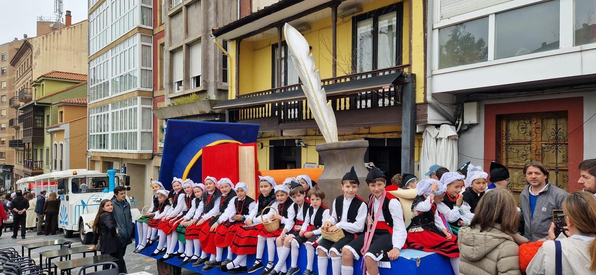 La carroza dedicada a la Universidad Nebrija de la Asociación Hermandad de la Santa Cruz.