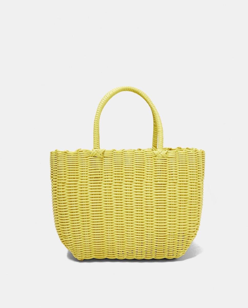 Bolso trenzado amarillo de Zara. (Precio: 19,95 euros)