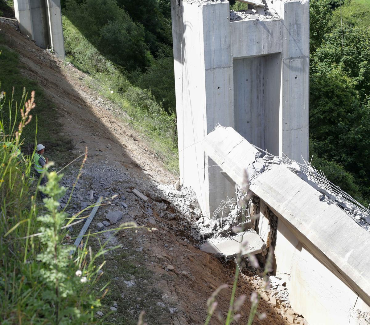 Desprendimiento en el puente de la A-6 entre Pedrafita y León