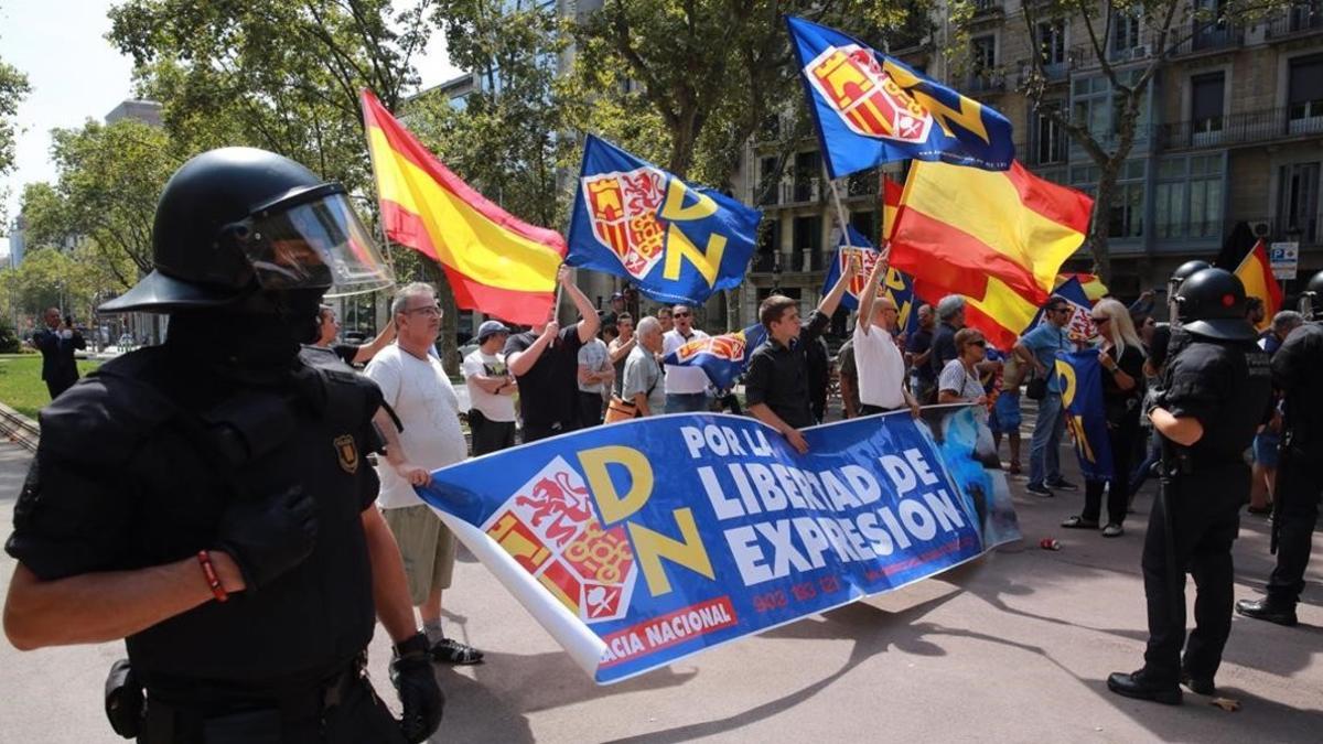 Manifestación de Democracia Nacional en defensa de la Librería Europa, en el barrio de Gràcia de Barcelona.
