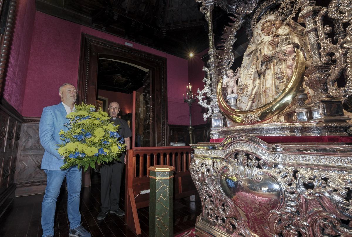Ofrenda floral de la UD Las Palmas a la Virgen del Pino