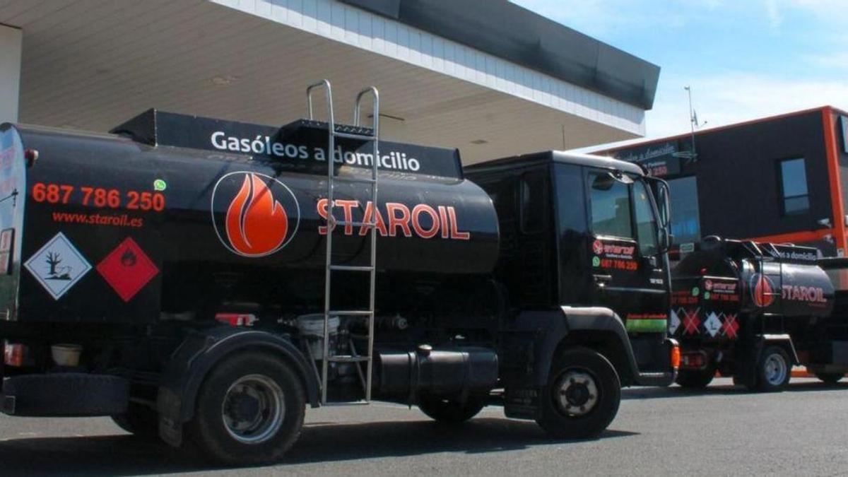 Dos camiones de gasóleo a domicilio repostan en una estación de servicio localizada en Lalín.