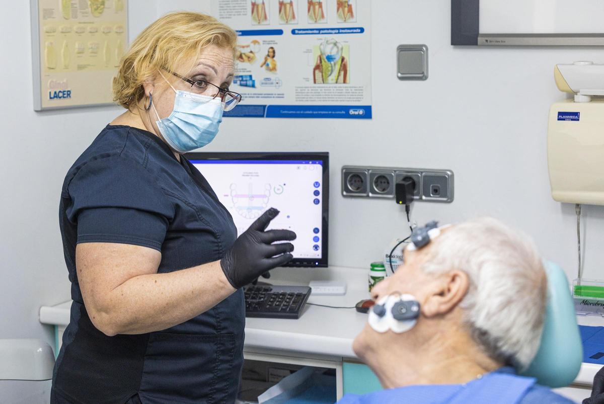 La médico estomatóloga Carmen Pomares utiliza sensores con un paciente