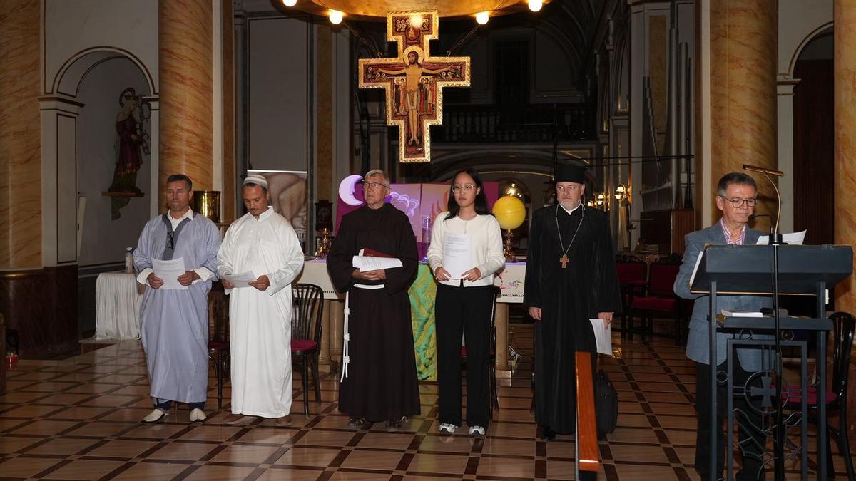 Representantes de las confesiones católica, musulmana y ortodoxa rezaron en Vila-real juntos por la paz.