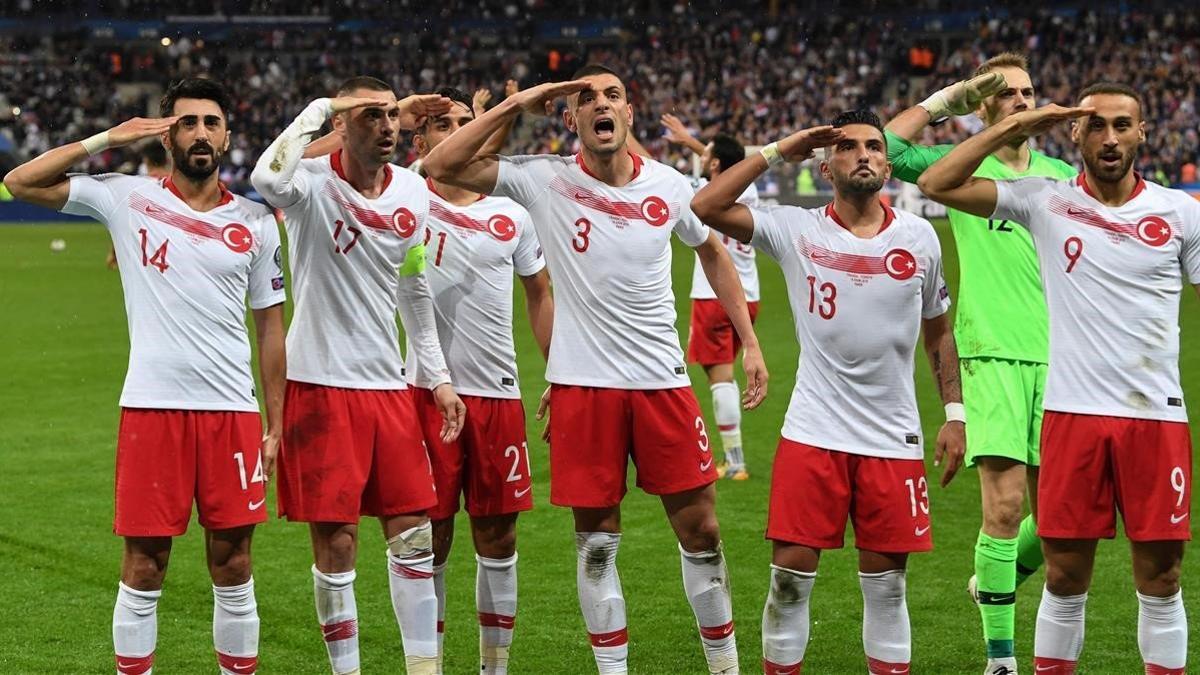 Los jugadores turcos hacen un saludo marcial tras un partido de clasificación de la Eurocopa, el 14 de octubre en el estadio de Saint-Denis (París)