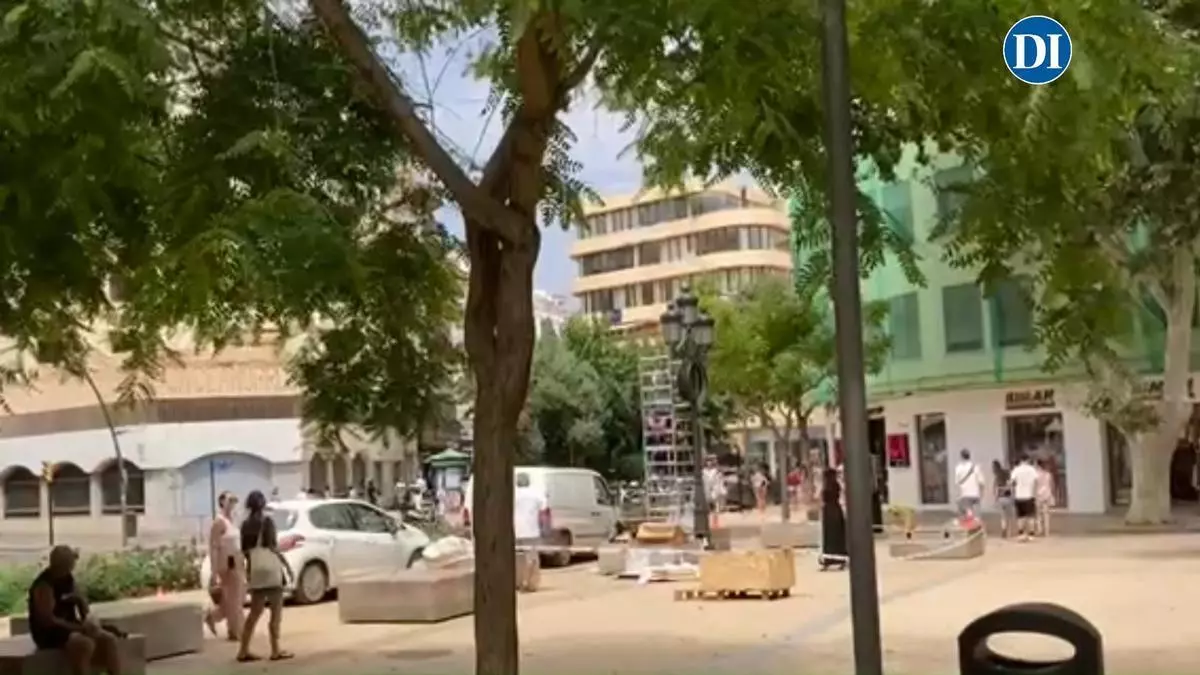 Vara de Rey recupera su reloj: Ibiza inicia la instalación del nuevo símbolo del paseo