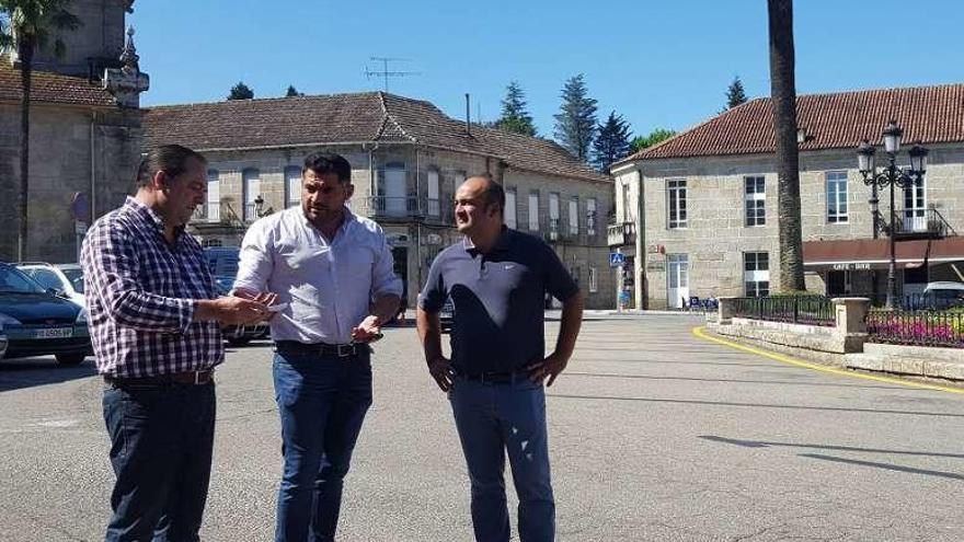 Benítez (centro) con Montes Bugarín y Barros ayer en Mondariz. // D.P.