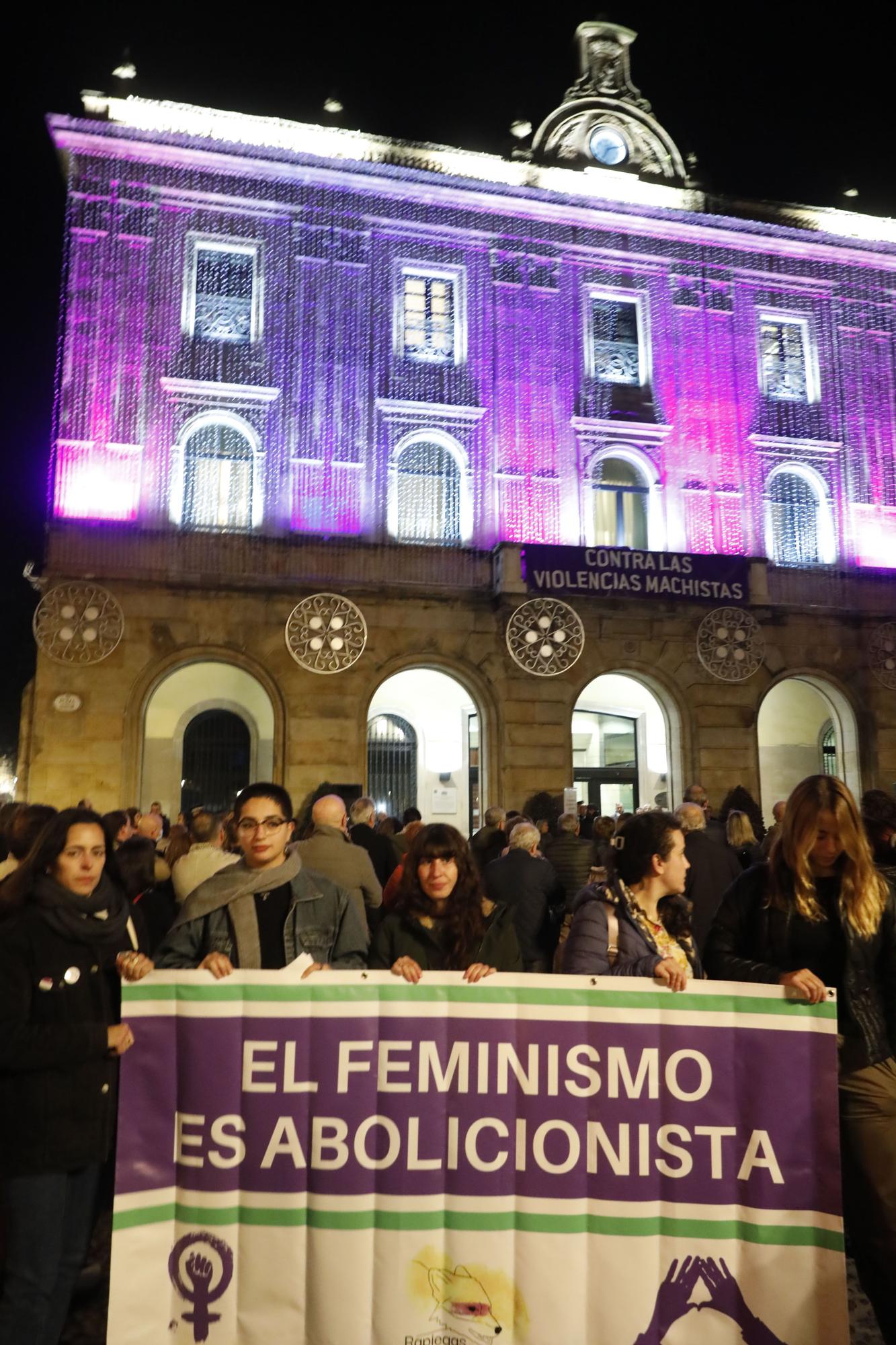 En imágenes: Gijón se cita en la plaza Mayor por el Día Internacional de la Eliminación de la Violencia contra las Mujeres