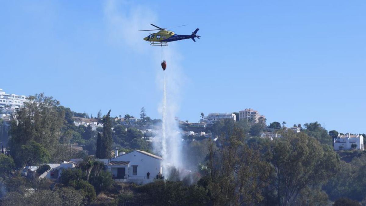 Un helicóptero del Infoca este verano en Benalmádena.