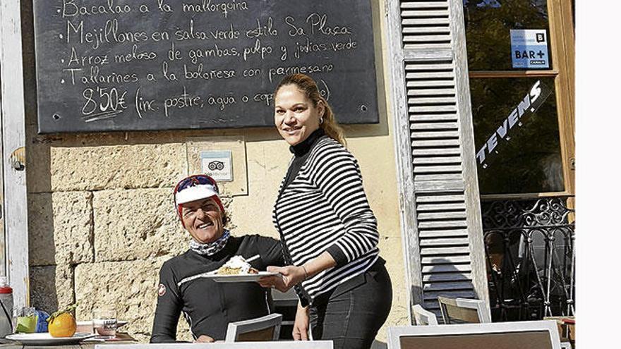 Judith sirve tarta a un ciclista, ayer, en su restaurante. l.marina