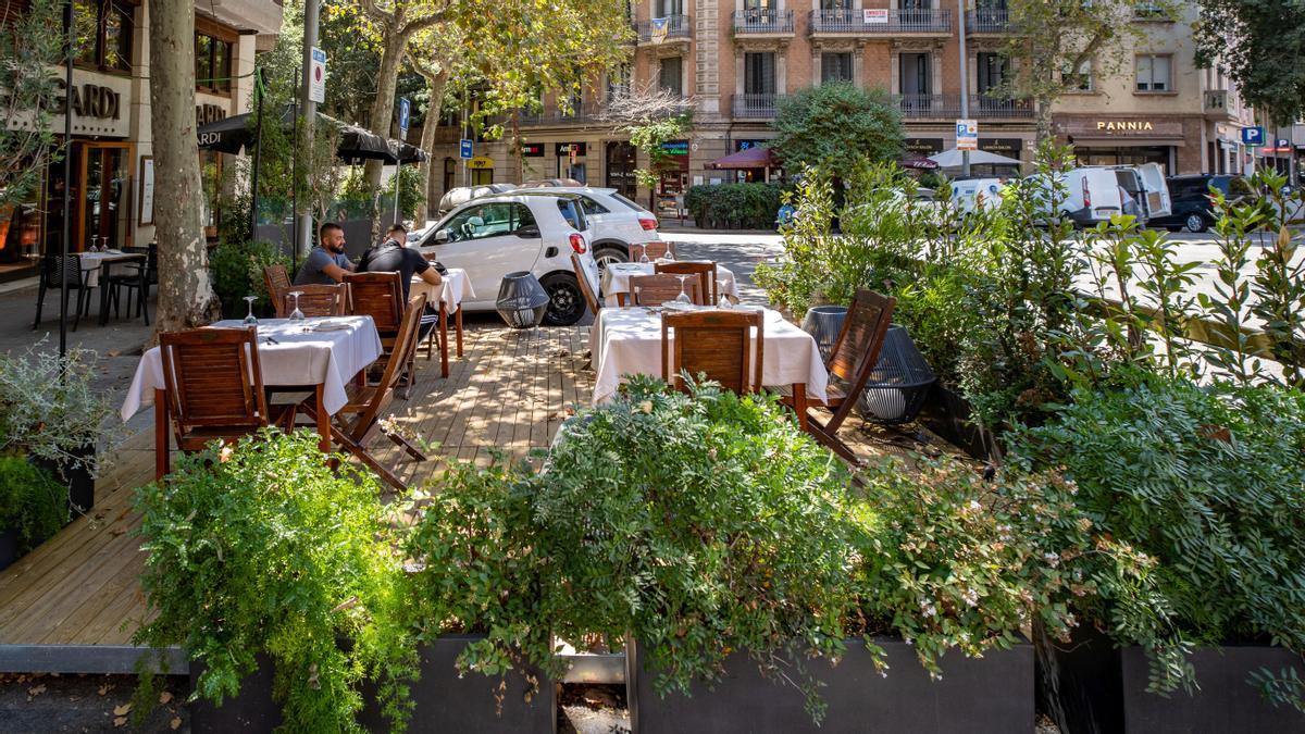 Terraza ampliada del restaurante Sagardi de Muntaner, 70, creada por Urbadis-Microarquitectura.