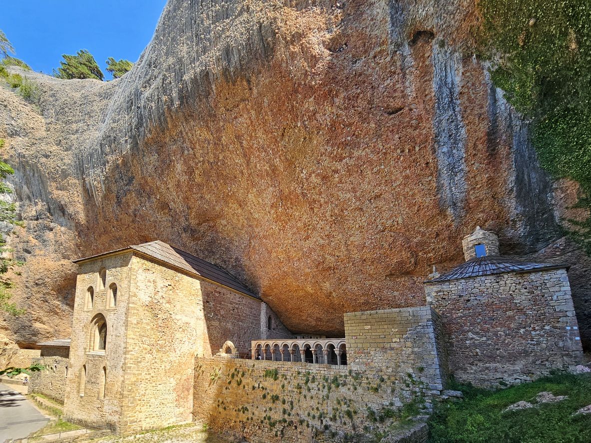 Dicen que el templo fue el origen del reino de Aragón: sus reyes están enterrados en el panteón.