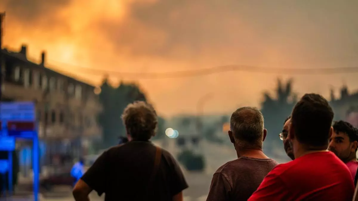 Última hora de los incendios en España, en directo | El fuego en la sierra de Madrid y Ávila ha quemado ya 77.000 hectáreas y ha obligado a desalojar o confinar a 90.000 vecinos