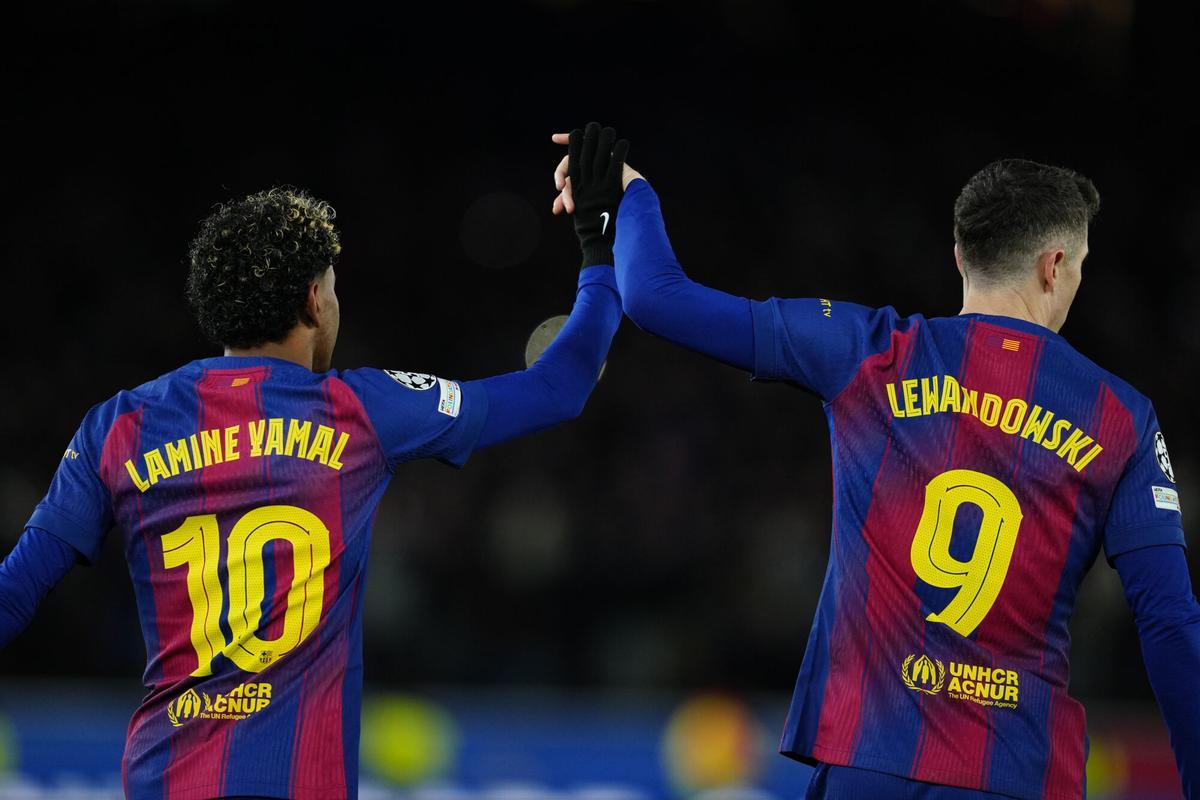 Los jugadores del FC Barcelona, Lamine Yamal y el polaco Robert Lewandowski, celebran el segundo gol del equipo blaugrana durante el encuentro correspondiente a la última jornada de la fase regular de Liga de Campeones que disputaron FC Barcelona y FC Copenhague hoy miércoles en el Camp Nou. EFE/Alejandro García