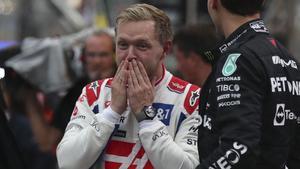 Incrédulo, Kevin Magnussen celebra su pole en Brasil