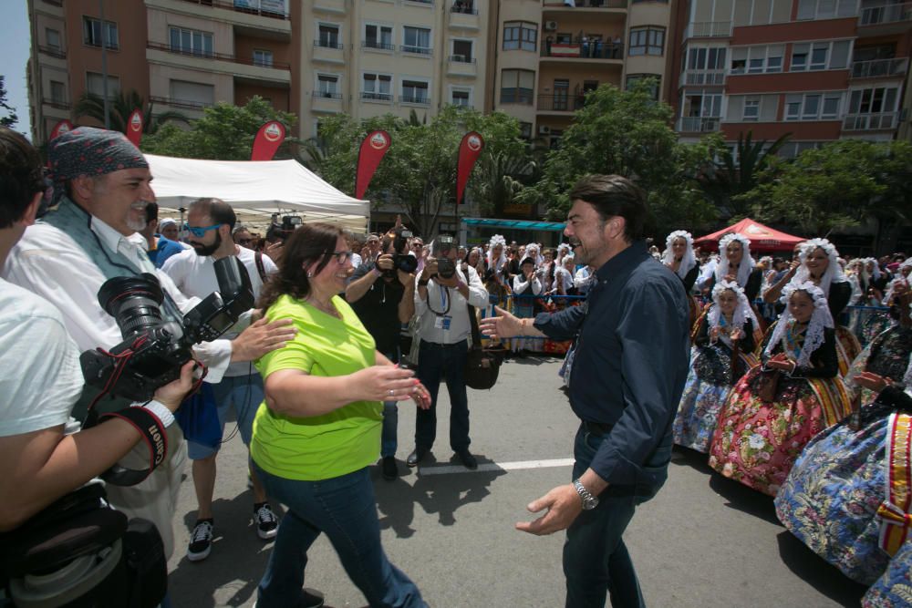 Tras 5 minutos y 90 kilogramos de pólvora el público ha roto en un sonoro "esto sí que es una mascletá".