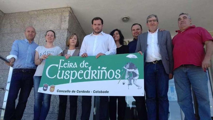 El alcalde, Jorge Cubela, con los organizadores de la feria. // Fdv