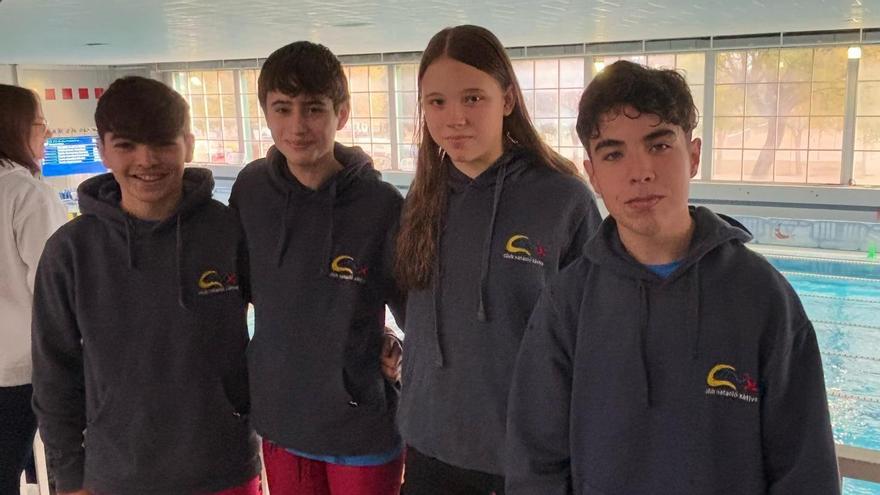 Nadadores del club de Xàtiva en el Campeonato Autonómico de Invierno, en Elche.