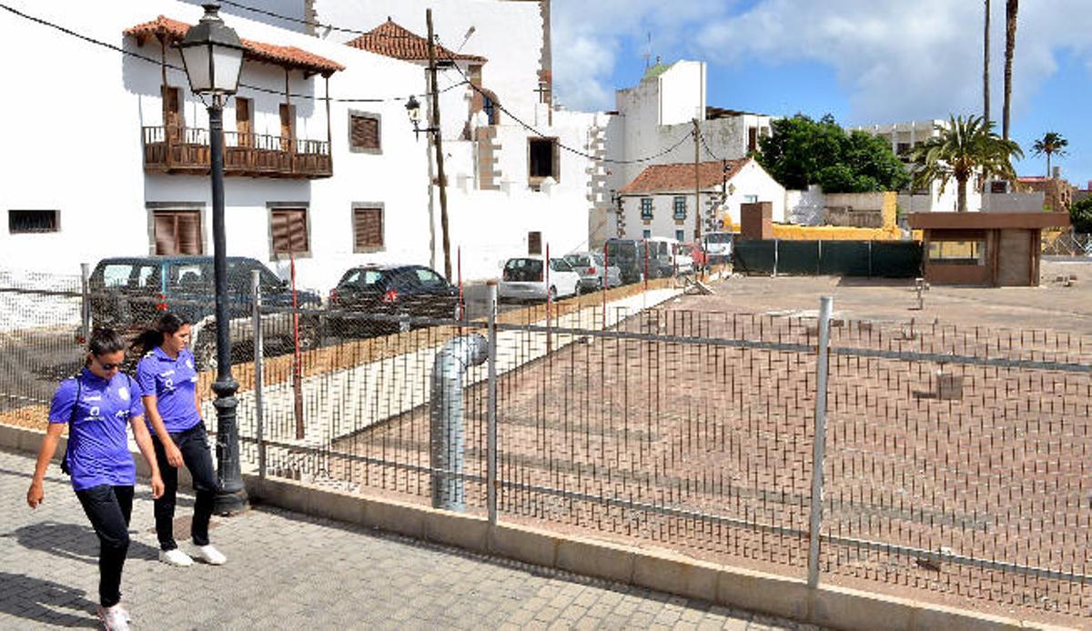 Plaza inacabada en San Juan, dedicada a Alfredo Kraus, pero que no consta ni de rótulo ni placa identificativa.