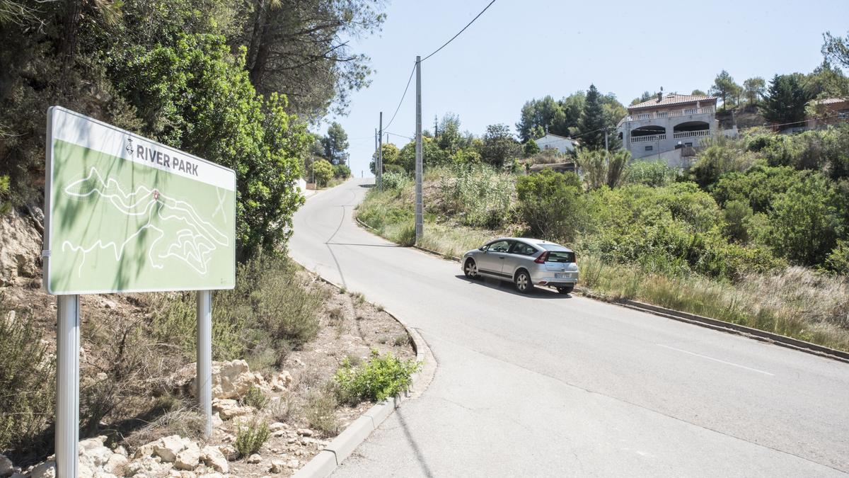 Entrada a la urbanització River Park, encara sense enllumenat públic als carrers