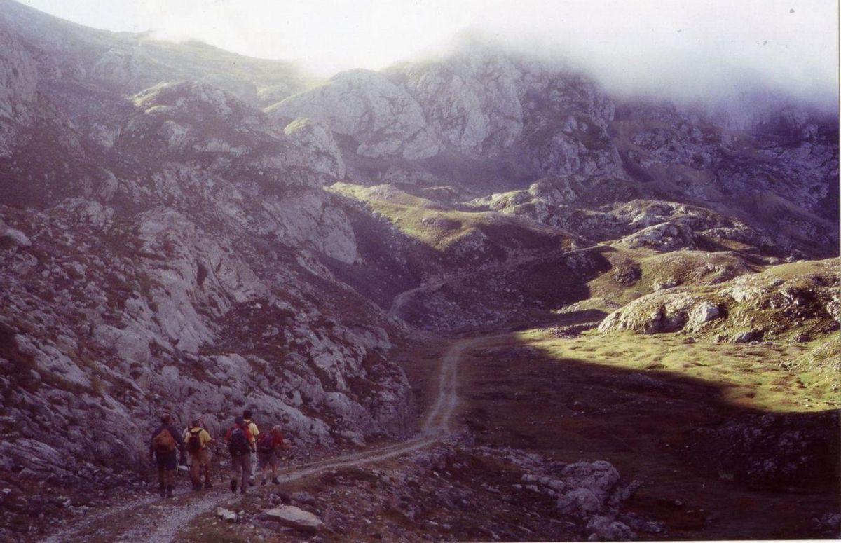 En la cumbre del Sagrado Corazón, con una imagen del Cristo de esa advocación. La niebla cubre Liébana, abajo. Al fondo, montañas de Palencia.