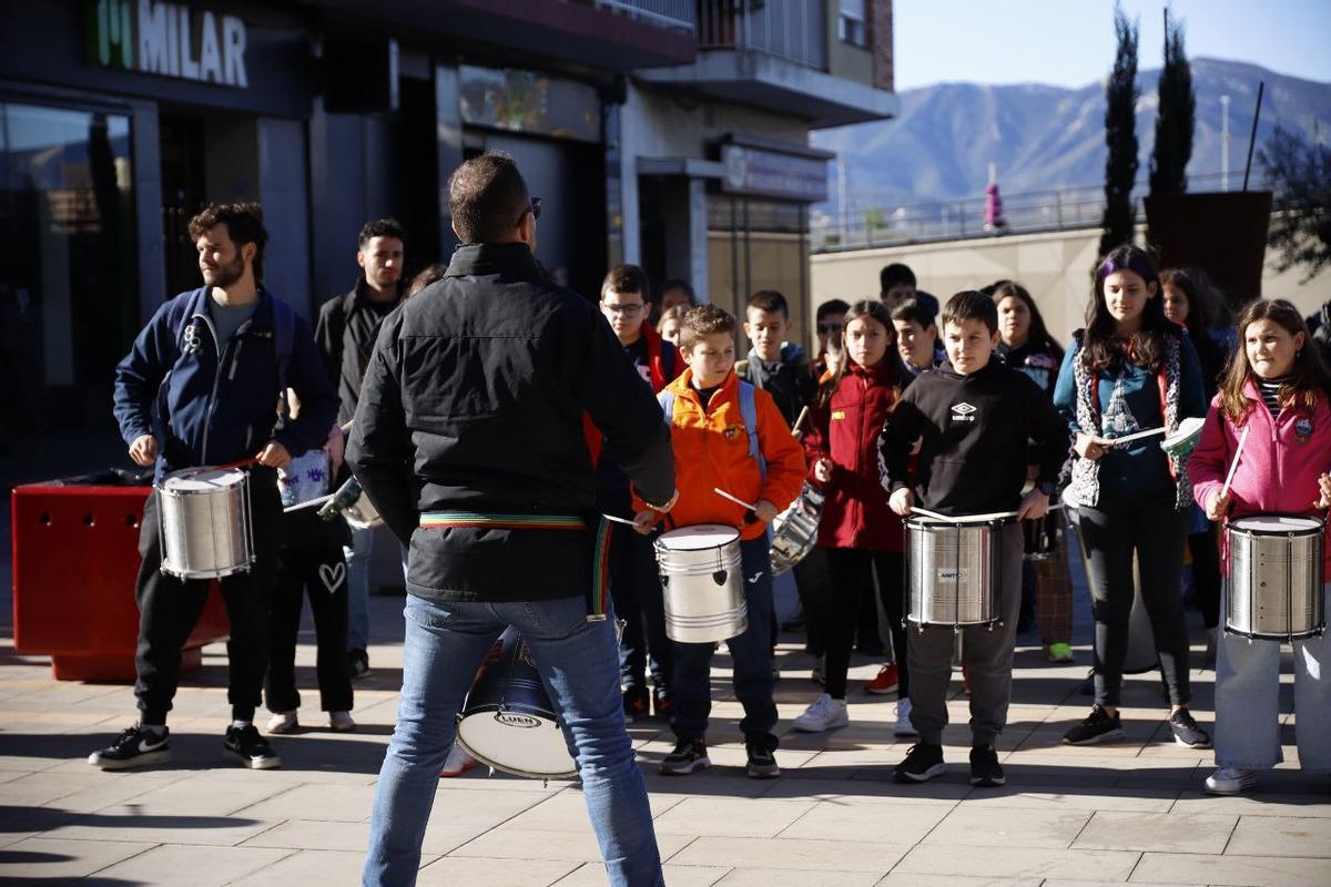 Un grupo de participantes con los tambores.