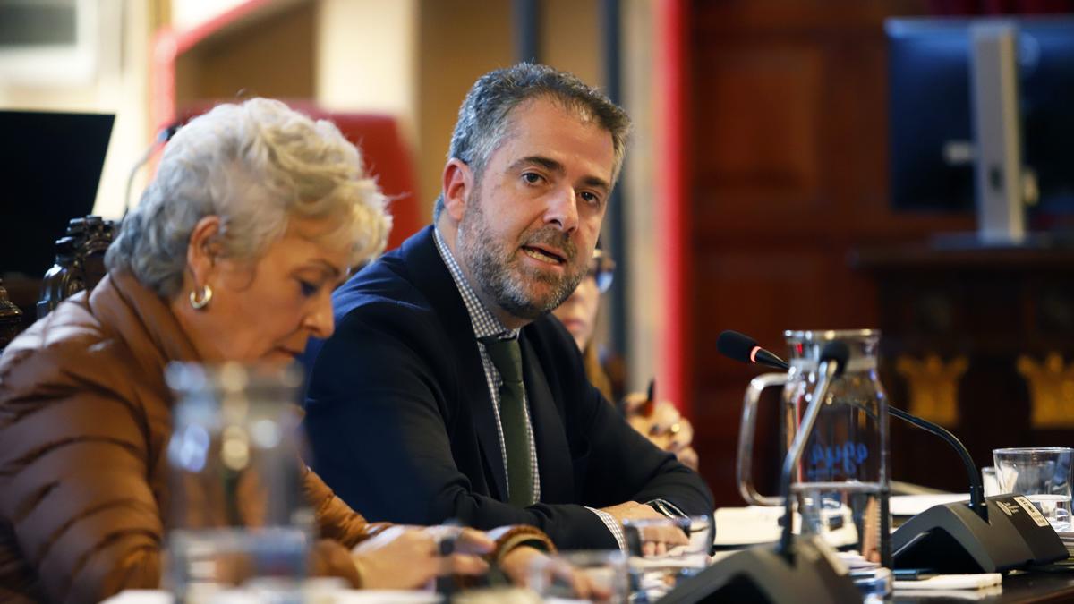 Carlos Conde, durante el debate de los presupuestos de 2023 en el Salón de Plenos del Ayuntamiento de Málaga.