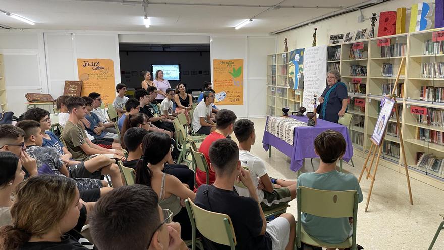 El alumnado del IES La Herradura celebra el Día de las Escritoras con Berbel