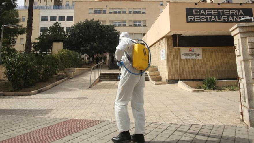 Miembros de la UME desinfectan el acceso al Hospital General de Alicante