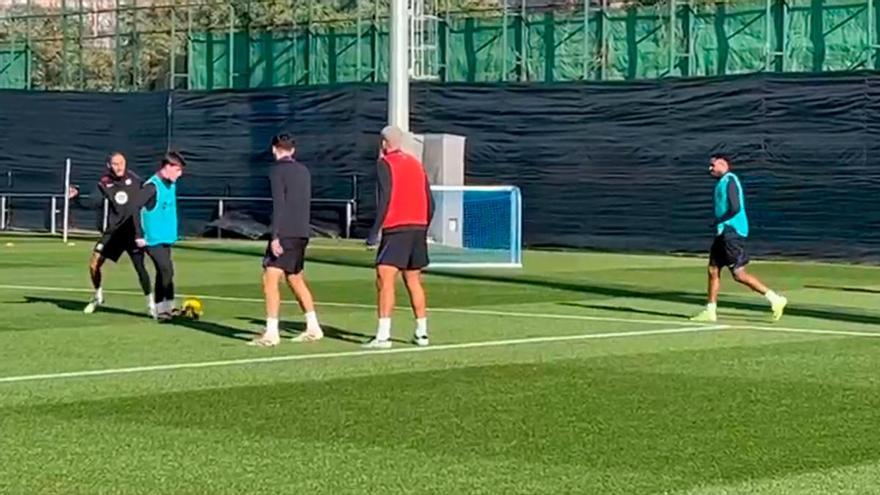 Ansu Fati y Araujo se ejercitan con el grupo