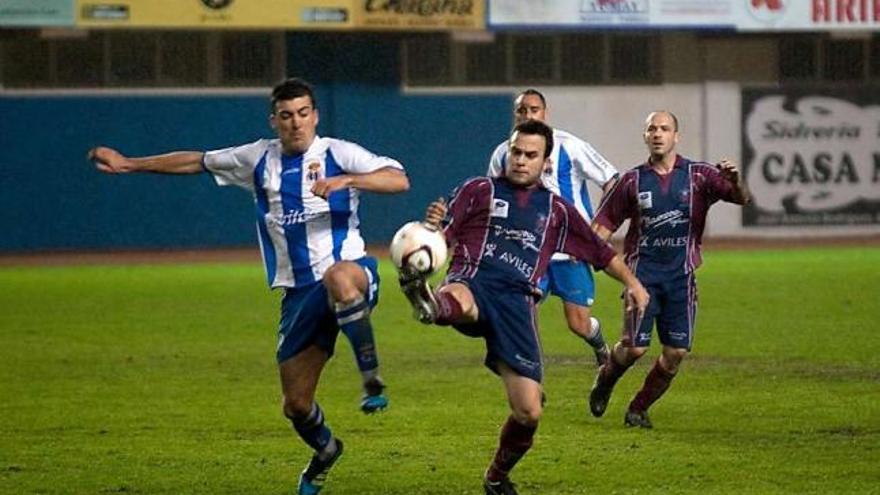 Morán, que lucha en la imagen con Juan Díaz, del Avilés, fue el último goleador del Navarro, hace ya un mes.