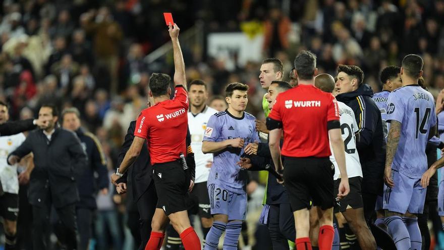 Gil Manzano expuls a Bellingham al término del Valencia - Real Madrid