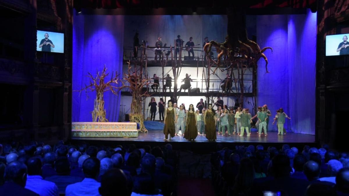 La música, la danza y la interpretación cubrieron la apertura del acto institucional desarrollado ayer en el Teatro Guimerá de Santa Cruz de Tenerife. | | LP / DLP