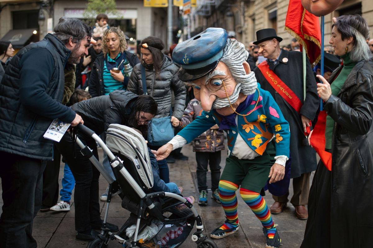 LHome dels Nassos ha dado su tradicional paseo por las calles de Barcelona para dar la bienvenida al año nuevo mientras repartiendo narices de pega a los niños y chocolate caliente. El cabezudo del artesano Amadeu Fuster que se estrenó en 1997 hace creer a los niños y niñas que por las calles de la ciudad podrán ver a un hombre con tantas narices como días tiene el año y hace de mensajero y comunica a las autoridades los deseos de los ciudadanos y entrega la llave que abre la puerta del nuevo año