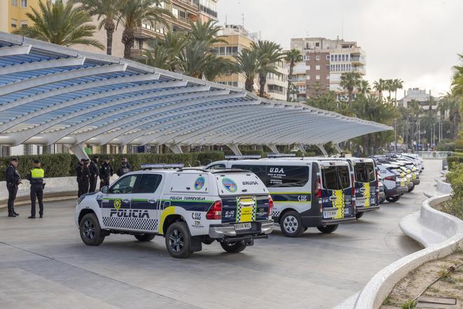 Presentación de los nuevos vehículos policiales en el paseo Vista Alegre de Torrevieja