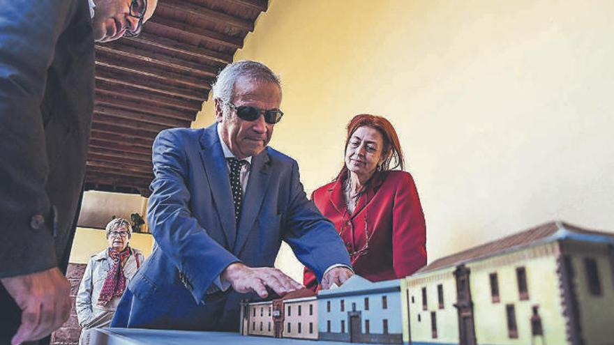 El Ayuntamiento de La Laguna se convierte en una maqueta tiflológica