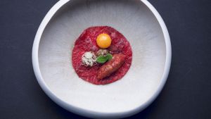 Carpaccio de secreto de atún con tartar de vaca vieja Discarlux y yema de codorniz y tartufatto.