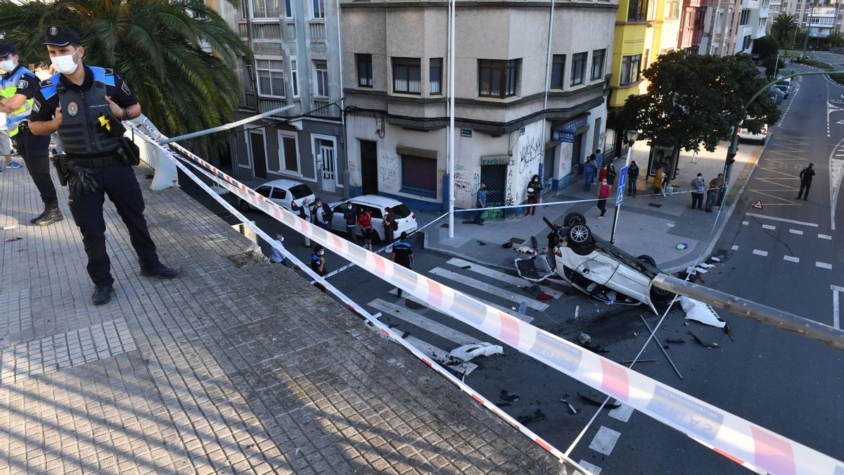 Espectacular accidente en la ronda de Outeiro con un coche precipitado a la calle Caballeros