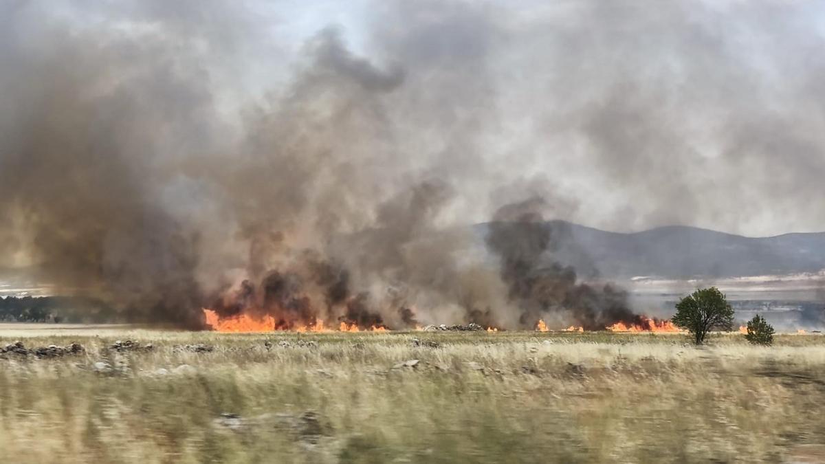 Incendio de superficie agrícola en Bello, este lunes.