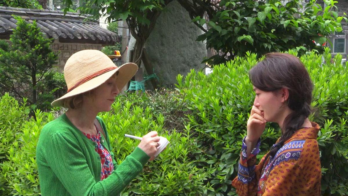 Isabelle Huppert interpreta a Iris, una mujer francesa que se instala en Corea dando clases de francés con un método poco ortodoxo, en esta divertida y deliciosa comedia sobre las relaciones humanas, que vuelve a unir a la mítica actriz con el cineasta coreano tras 'En otro país' y 'La cámara de Claire'.