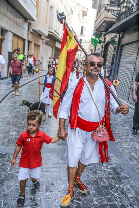 Centenares de callosinos participaron ayer en la tradicional comitiva por las principales calles del municipio vestidos con sus trajes huertanos.